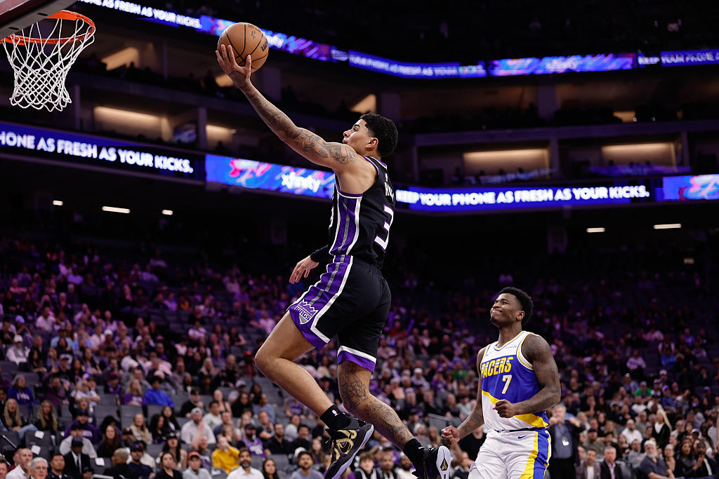 SACRAMENTO, CALIFORNIA - MARCH 10: Killian Hayes #3 of the Sacramento Kings goes up for a basket ag...