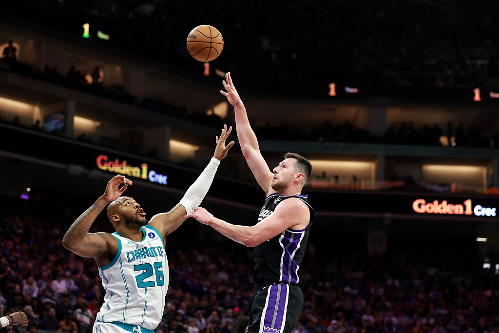 SACRAMENTO, CALIFORNIA - MARCH 11: Drew Eubanks #19 of the Sacramento Kings shoots over Xavier Till...