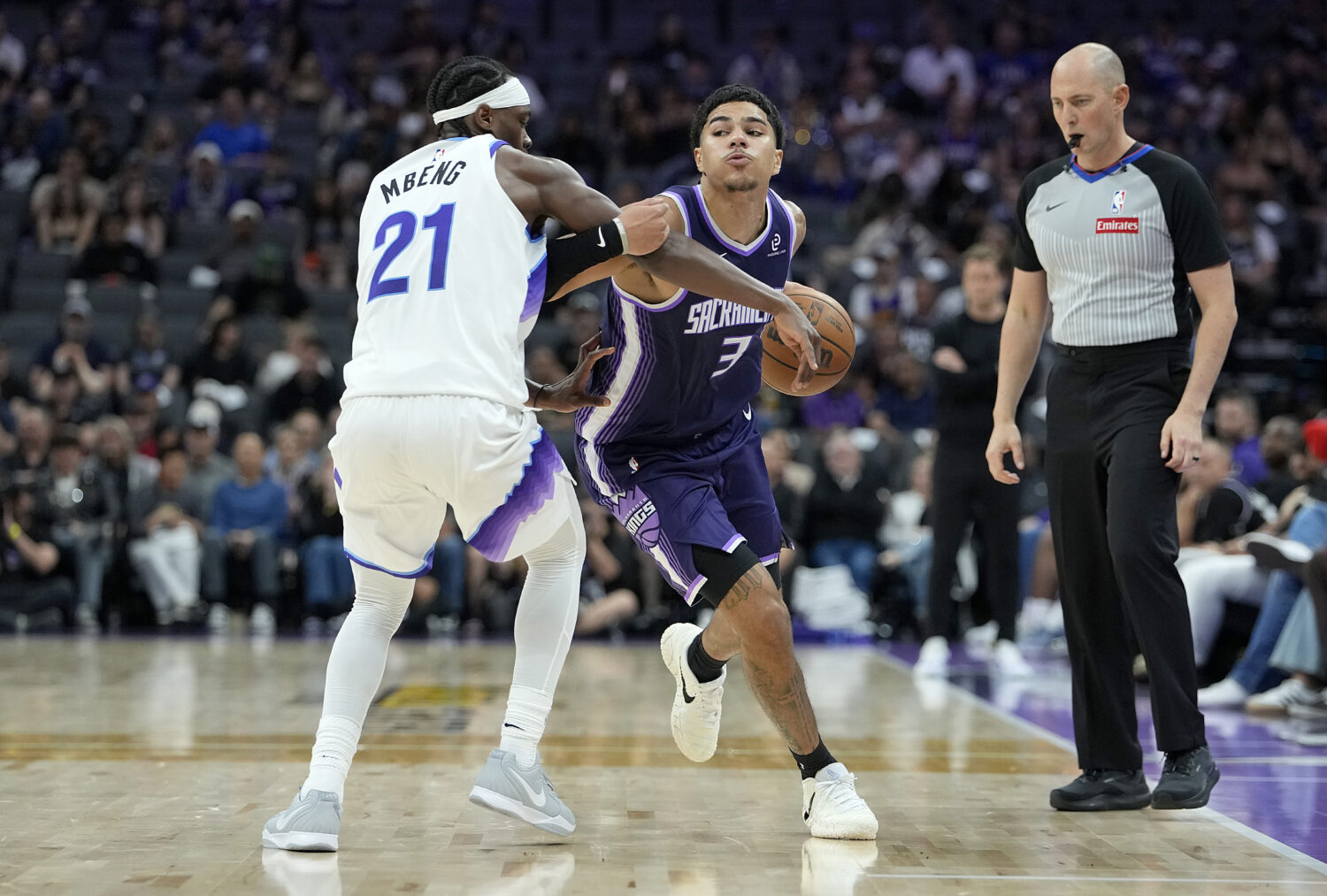 SACRAMENTO, CALIFORNIA - MARCH 15: Killian Hayes #3 of the Sacramento Kings dribbling the ball up c...