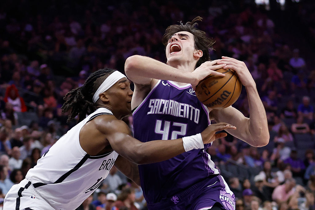 SACRAMENTO, CALIFORNIA - MARCH 22: Maxime Raynaud #42 of the Sacramento Kings drives to the basket ...