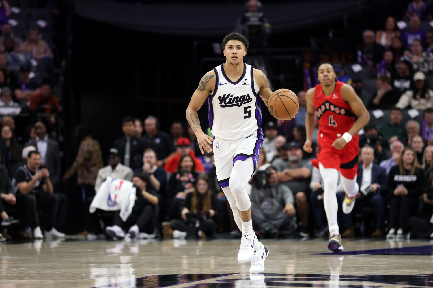 SACRAMENTO, CALIFORNIA - JANUARY 21: Nique Clifford #5 of the Sacramento Kings dribbles the ball ag...