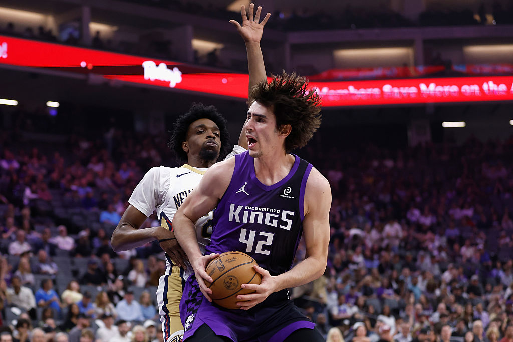 SACRAMENTO, CALIFORNIA - APRIL 03: Maxime Raynaud #42 of the Sacramento Kings goes to the basket ag...