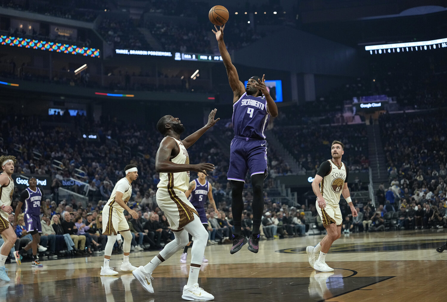 SAN FRANCISCO, CALIFORNIA - APRIL 07: Precious Achiuwa #9 of the Sacramento Kings shoots over Draym...