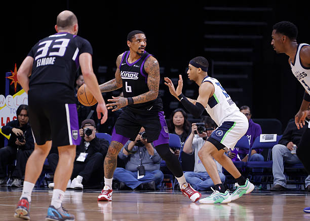 STOCKTON, CA - APRIL 1: DaQuan Jeffries #6 of the Stockton Kings looks to pass the ball during the ...