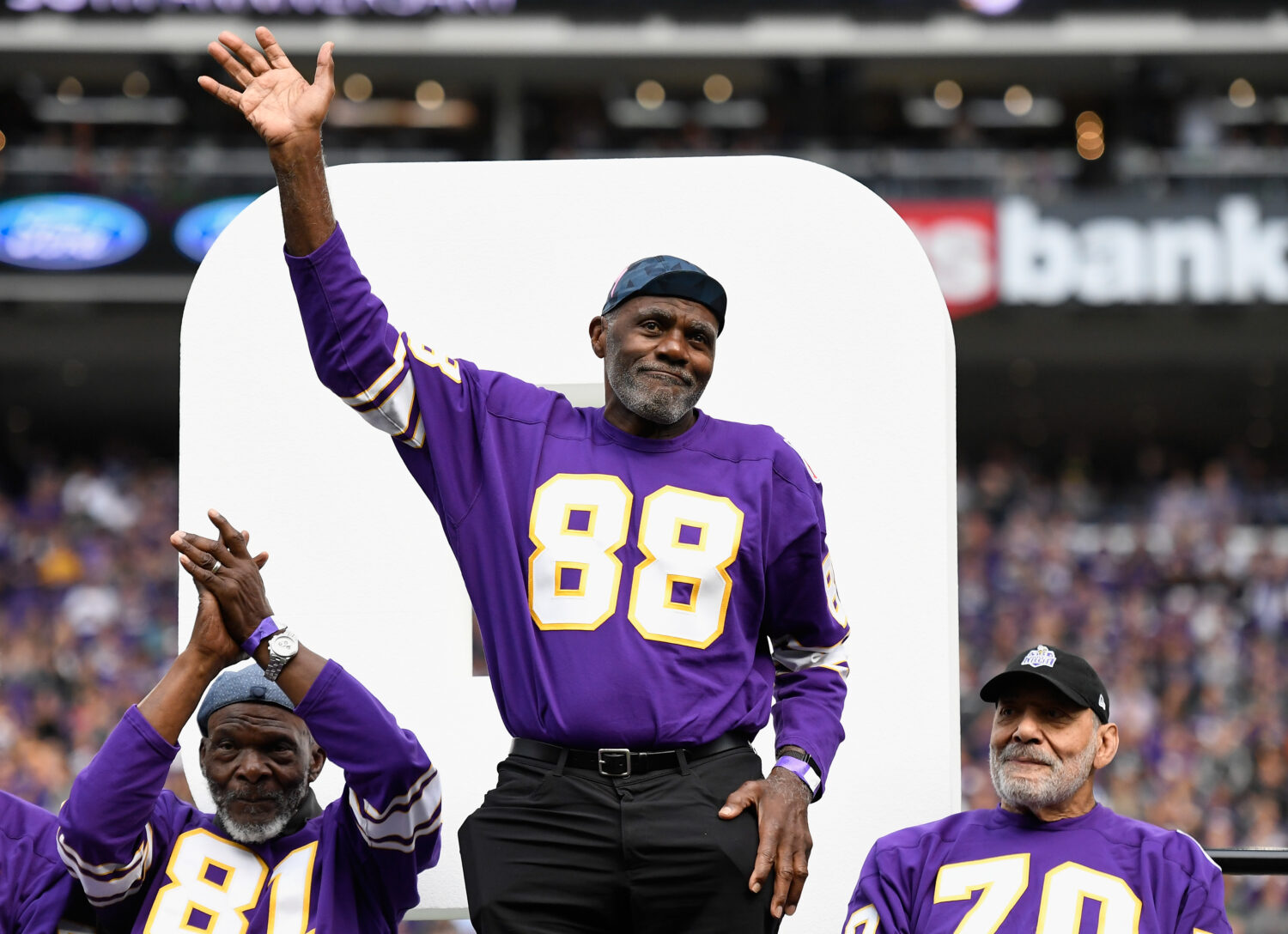 MINNEAPOLIS, MINNESOTA - SEPTEMBER 22: Hall of Fame player Alan Page acknowledges the crowd as form...