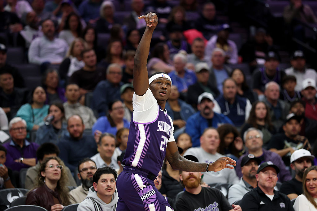 SACRAMENTO, CALIFORNIA - NOVEMBER 12: Daeqwon Plowden #29 of the Sacramento Kings shoots the ball a...