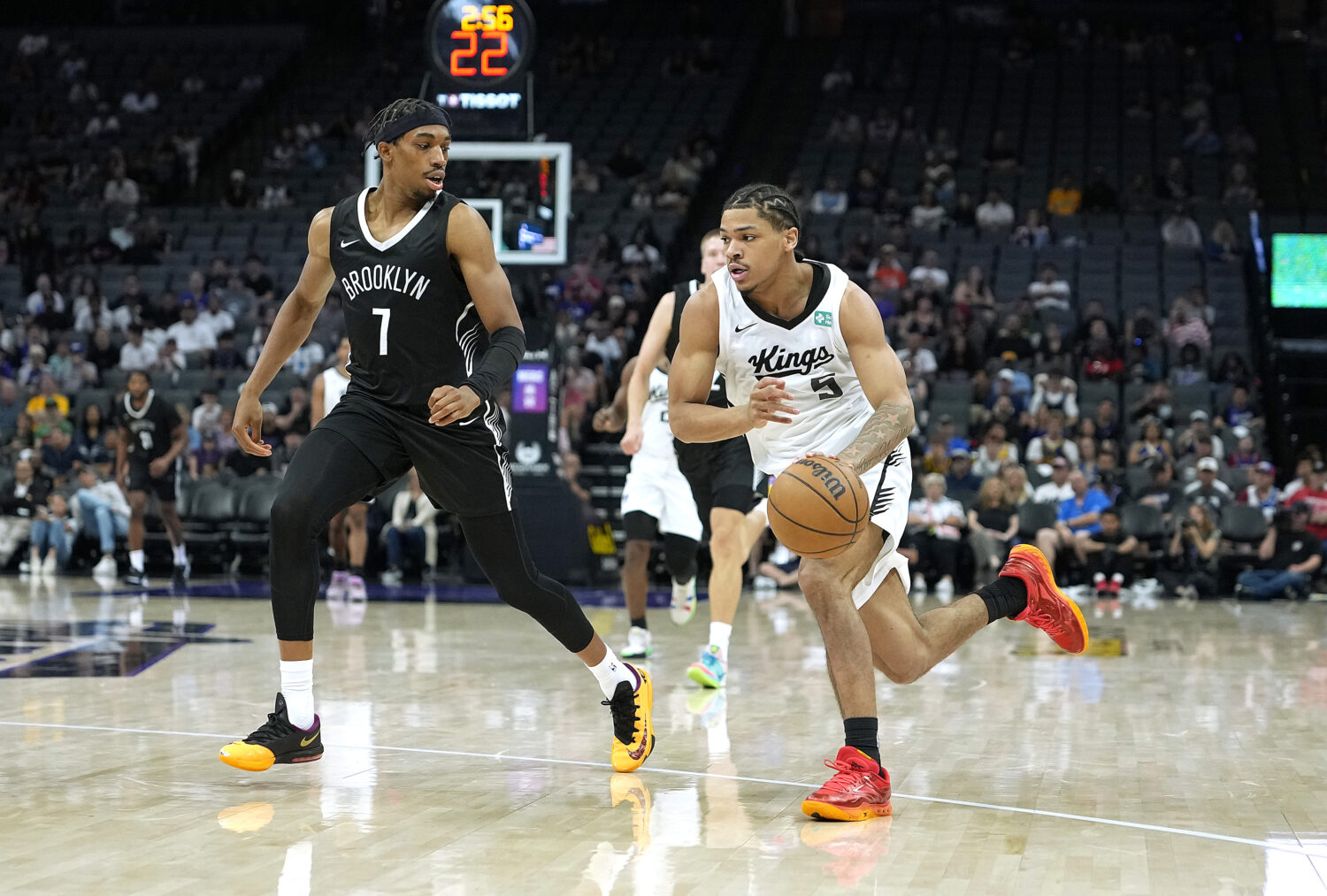 SACRAMENTO, CALIFORNIA - JULY 04: Darius Acuff Jr. #5 of the Sacramento Kings dribbling the ball lo...