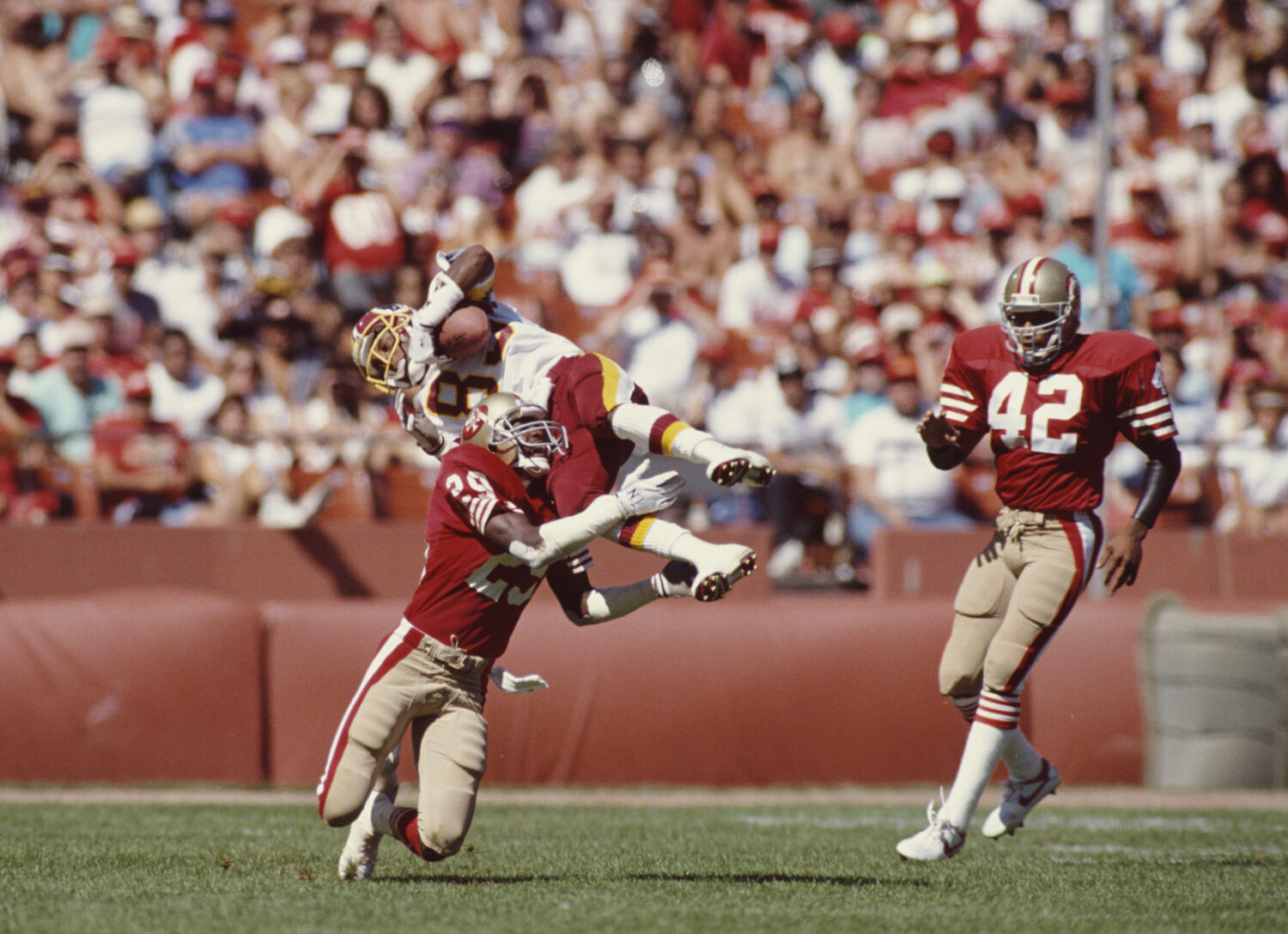 Ricky Sanders #83, Wide Receiver for the Washington Redskins jumps to make a running catch against ...