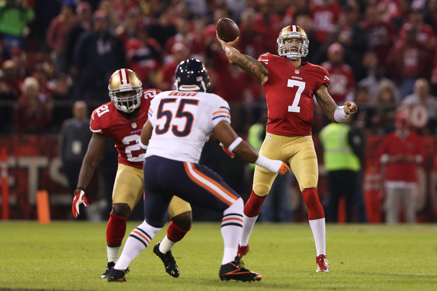 SAN FRANCISCO, CA - NOVEMBER 19: Colin Kaepernick #7 of the San Francisco 49ers passes the ball as ...