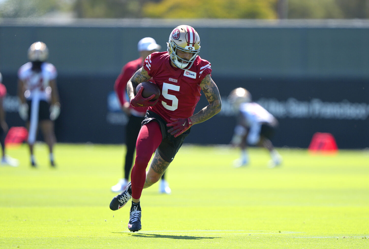 SANTA CLARA, CALIFORNIA - JULY 27: Mike Evans #5 of the San Francisco 49ers works out during traini...