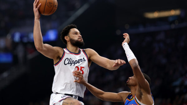 INGLEWOOD, CALIFORNIA - MARCH 23: Ben Simmons #25 of the Los Angeles Clippers shoots the ball against the Oklahoma City Thunder during the first half at Intuit Dome on March 23, 2025 in Inglewood, California. NOTE TO USER: User expressly acknowledges and agrees that, by downloading and or using this photograph, user is consenting to the terms and conditions of the Getty Images License Agreement. (Photo by Luke Hales/Getty Images)