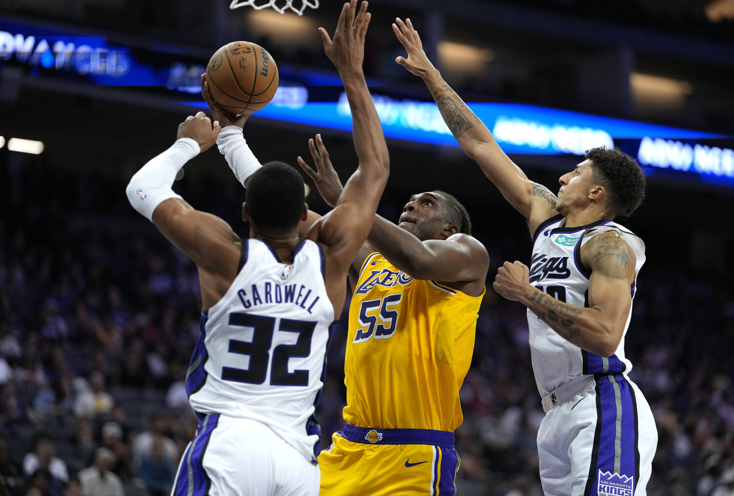 SACRAMENTO, CALIFORNIA - OCTOBER 05: Kevon Looney #55 of the Los Angeles Lakers drives to the baske...